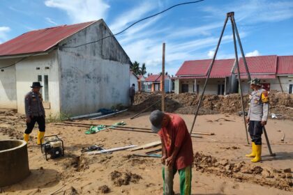 Anggota Polri membangun sumur bor di Kabupaten Padang Pariaman, Sumatera Barat, Selasa (13/1/2026) siang. Foto: Ist