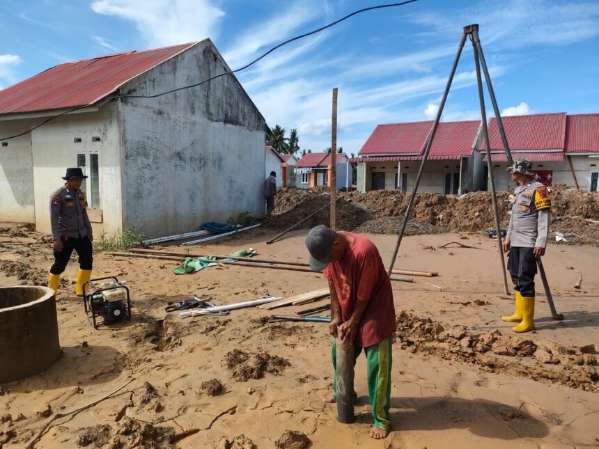Anggota Polri membangun sumur bor di Kabupaten Padang Pariaman, Sumatera Barat, Selasa (13/1/2026) siang. Foto: Ist
