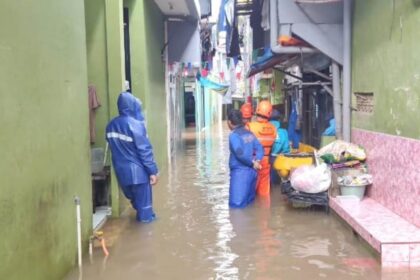 Kondisi pemukiman warga di Jalan Kebon Pala, Kelurahan Kampung Melayu, Kecamatan Jatinegara, Jakarta Timur, yang kembali terendam banjir, Kamis (29/1/2026) siang. Foto: Joesvicar Iqbal/ipol.id