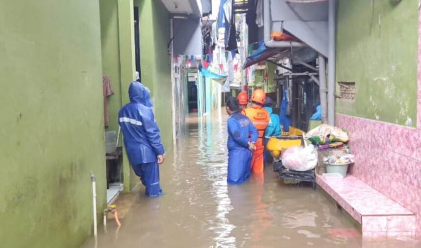 Kondisi pemukiman warga di Jalan Kebon Pala, Kelurahan Kampung Melayu, Kecamatan Jatinegara, Jakarta Timur, yang kembali terendam banjir, Kamis (29/1/2026) siang. Foto: Joesvicar Iqbal/ipol.id