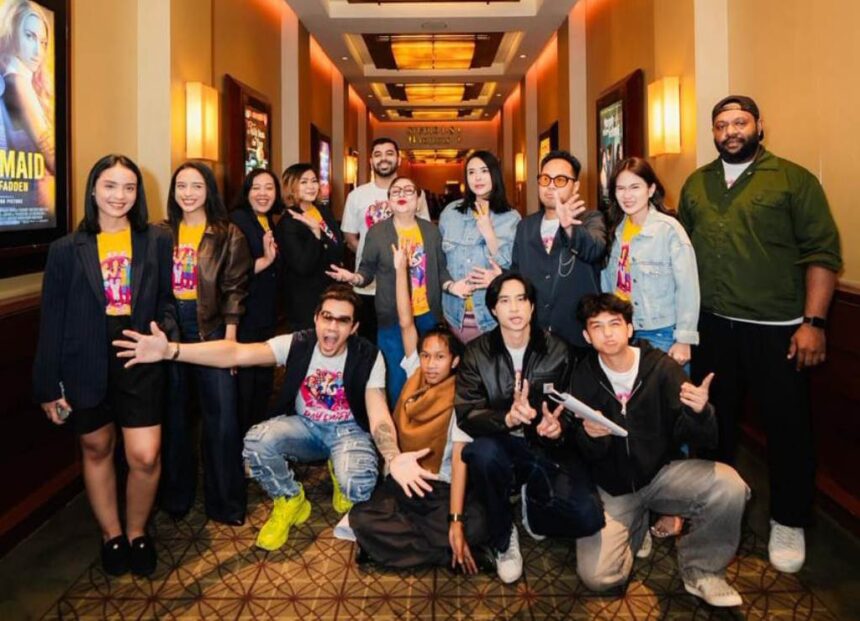 Cast Martin Carter bersama Amanda Manopo, Fajar Sadboy, Devano, Sastra Silalahi, Jovial Da Lopez, Lukman Sardi, dan deretan artis papan atas lainnya serta sutradara Ardy Octaviand, dalam acara Press Conference official poster & trailer film CAPER “Check Out Sekarang Pay Later” di Plaza Senayan, Jakarta, Selasa (6/1/2026). Foto: Ist