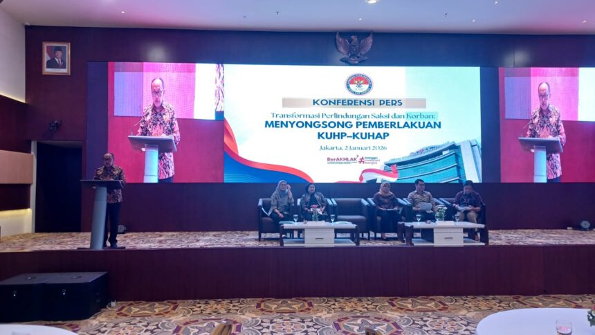 Ketua LPSK, Brigjen Pol (Purn) Achmadi saat memaparkan sejumlah capaian kinerja LPSK sepanjang tahun 2025 di kantornya di Jalan Raya Bogor, Kecamatan Ciracas, Jakarta Timur, Jumat (2/1/2026). Foto: Joesvicar Iqbal/ipol.id