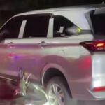 Mobil Toyota Avanza melaju melawan arus di Bekasi menabrak motor hingga terseret. Foto: Tangkapan layar Instagram @bekasi.terkini