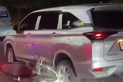 Mobil Toyota Avanza melaju melawan arus di Bekasi menabrak motor hingga terseret. Foto: Tangkapan layar Instagram @bekasi.terkini