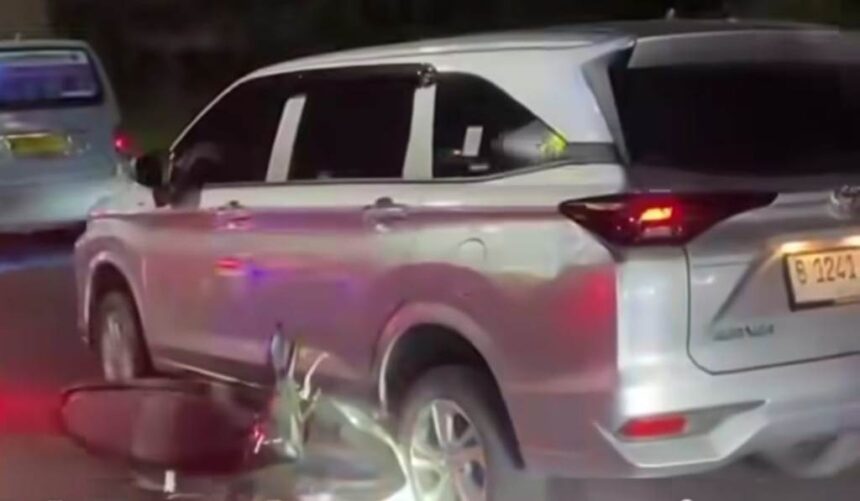 Mobil Toyota Avanza melaju melawan arus di Bekasi menabrak motor hingga terseret. Foto: Tangkapan layar Instagram @bekasi.terkini