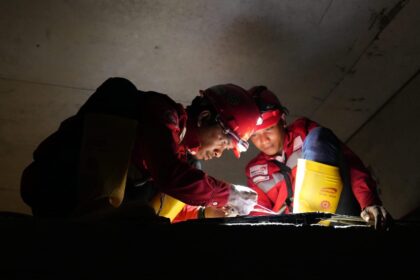 Kegiatan pelatihan dan sertifikasi Keselamatan Ruang Kerja Terkait Ruang Terbatas (confined space). Foto: Telkom Indonesia