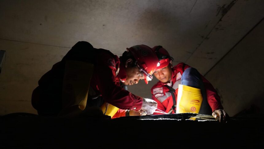 Kegiatan pelatihan dan sertifikasi Keselamatan Ruang Kerja Terkait Ruang Terbatas (confined space). Foto: Telkom Indonesia