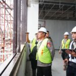 Wakapolri Komjen Pol Dedi Prasetyo meninjau pembangunan SMA Kemala Taruna Bhayangkara (SMA KTB) di Gunung Sindur, Kabupaten Bogor, Jawa Barat, Senin (12/1/2026). Foto: Ist