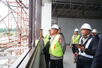 Wakapolri Komjen Pol Dedi Prasetyo meninjau pembangunan SMA Kemala Taruna Bhayangkara (SMA KTB) di Gunung Sindur, Kabupaten Bogor, Jawa Barat, Senin (12/1/2026). Foto: Ist