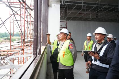 Wakapolri Komjen Pol Dedi Prasetyo meninjau pembangunan SMA Kemala Taruna Bhayangkara (SMA KTB) di Gunung Sindur, Kabupaten Bogor, Jawa Barat, Senin (12/1/2026). Foto: Ist