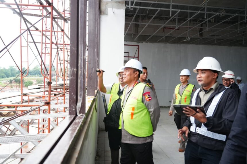 Wakapolri Komjen Pol Dedi Prasetyo meninjau pembangunan SMA Kemala Taruna Bhayangkara (SMA KTB) di Gunung Sindur, Kabupaten Bogor, Jawa Barat, Senin (12/1/2026). Foto: Ist