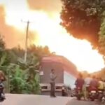 Kobaran api besar menyembur ke udara usai pipa gas milik PT Trans Gas Indonesia meledak di Dusun Nibul, Desa Batu Ampar, Indragiri Hilir, Riau, Jumat (2/1/2026) sore. Foto: Tangkapan layar Instagram @info.negri