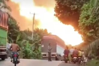 Kobaran api besar menyembur ke udara usai pipa gas milik PT Trans Gas Indonesia meledak di Dusun Nibul, Desa Batu Ampar, Indragiri Hilir, Riau, Jumat (2/1/2026) sore. Foto: Tangkapan layar Instagram @info.negri