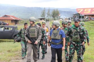 Kepala Operasi Damai Cartenz-2026, Brigjen Pol Faizal Ramadhani dan Wakil Kepala Operasi Damai Cartenz-2026, Kombes Pol Adarma Sinaga meninjau kesiapsiagaan personel di Pos Komando Taktis 431/SSP/3/3 Kostrad Den 4 Rajawali di Distrik Serambakon, Kabupaten Pegunungan Bintang, Papua Pegunungan, Rabu (21/1/2026). Foto: Ist