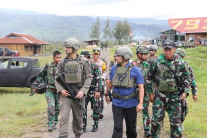 Kepala Operasi Damai Cartenz-2026, Brigjen Pol Faizal Ramadhani dan Wakil Kepala Operasi Damai Cartenz-2026, Kombes Pol Adarma Sinaga meninjau kesiapsiagaan personel di Pos Komando Taktis 431/SSP/3/3 Kostrad Den 4 Rajawali di Distrik Serambakon, Kabupaten Pegunungan Bintang, Papua Pegunungan, Rabu (21/1/2026). Foto: Ist