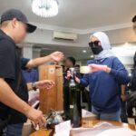 Suasana Badan Narkotika Nasional (BNN) mengamankan barang bukti cairan narkotika golongan II dalam botol kaca 6 liter bertuliskan Baron Philippe de Rothschild Mouton berisi 4.919,5 ml pada Clandestine Laboratory Narkotika jaringan internasional memproduksi cairan vape mengandung etomidate di Sudirman Tower Condominium, Jakarta Selatan, Jumat (16/1/2026). Foto: Ist