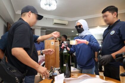 Suasana Badan Narkotika Nasional (BNN) mengamankan barang bukti cairan narkotika golongan II dalam botol kaca 6 liter bertuliskan Baron Philippe de Rothschild Mouton berisi 4.919,5 ml pada Clandestine Laboratory Narkotika jaringan internasional memproduksi cairan vape mengandung etomidate di Sudirman Tower Condominium, Jakarta Selatan, Jumat (16/1/2026). Foto: Ist