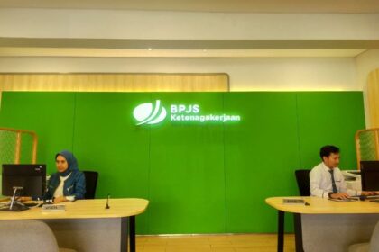 MELAYANI: Petugas customer service Kantor Cabang BPJS Ketenagakerjaan Jakarta Cilincing. (foto BPJS Ketenagakerjaan)