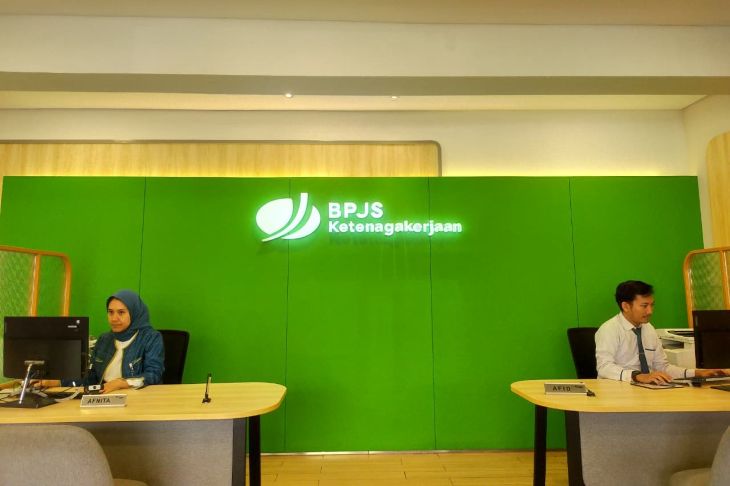 MELAYANI: Petugas customer service Kantor Cabang BPJS Ketenagakerjaan Jakarta Cilincing. (foto BPJS Ketenagakerjaan)