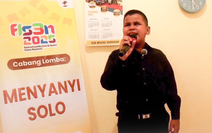Muhammad Arghan Lestaluhu, siswa SLB Negeri Nunukan, Kabupaten Nunukan, Kalimantan Utara, meraih medali emas cabang ajang Menyanyi Solo SDLB Festival Lomba Seni dan Siswa Nasional (FLS3N)