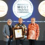 (kiri ke kanan) Pemimpin Redaksi Grup SWA Kemal Effendi Gani, Direktur Utama PT Finnet Indonesia Rakhmad Tunggal Afifuddin, Chairman IICG (Indonesia Institute for Corporate Governance) Gendut Suprayitno saat penyerahan penghargaan pada ajang Indonesia Most Trusted Companies Award 2025, di Jakarta, Jumat (28/11). Foto: Telkom Indonesia