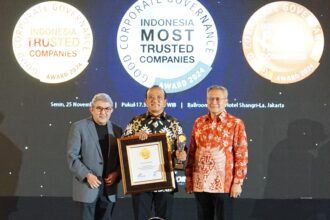 (kiri ke kanan) Pemimpin Redaksi Grup SWA Kemal Effendi Gani, Direktur Utama PT Finnet Indonesia Rakhmad Tunggal Afifuddin, Chairman IICG (Indonesia Institute for Corporate Governance) Gendut Suprayitno saat penyerahan penghargaan pada ajang Indonesia Most Trusted Companies Award 2025, di Jakarta, Jumat (28/11). Foto: Telkom Indonesia