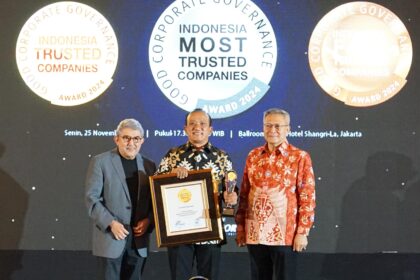 (kiri ke kanan) Pemimpin Redaksi Grup SWA Kemal Effendi Gani, Direktur Utama PT Finnet Indonesia Rakhmad Tunggal Afifuddin, Chairman IICG (Indonesia Institute for Corporate Governance) Gendut Suprayitno saat penyerahan penghargaan pada ajang Indonesia Most Trusted Companies Award 2025, di Jakarta, Jumat (28/11). Foto: Telkom Indonesia