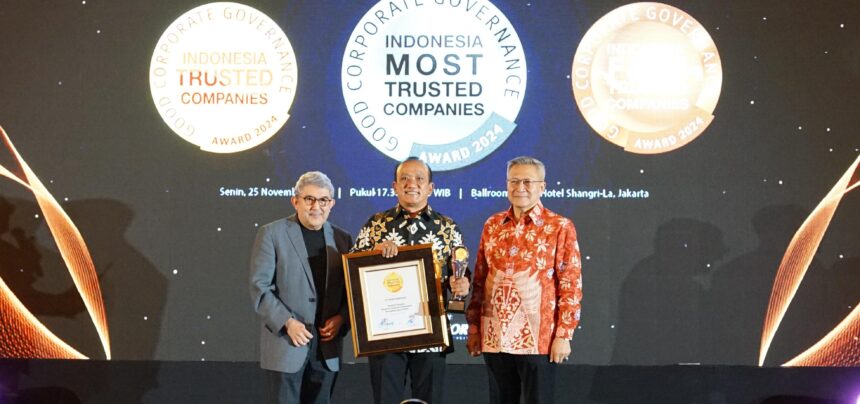 (kiri ke kanan) Pemimpin Redaksi Grup SWA Kemal Effendi Gani, Direktur Utama PT Finnet Indonesia Rakhmad Tunggal Afifuddin, Chairman IICG (Indonesia Institute for Corporate Governance) Gendut Suprayitno saat penyerahan penghargaan pada ajang Indonesia Most Trusted Companies Award 2025, di Jakarta, Jumat (28/11). Foto: Telkom Indonesia