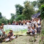 Aksi reboisasi oleh karyawan Telkom, Tenaga Kerja Pendukung (TKP), perwakilan Dinas Kehutanan, dan warga sekitar pada program Telkom Employee Social Activity (TESA) di Desa Tegallega, Cianjur, Jawa Barat, beberapa waktu lalu. Foto: Telkom Indonesia