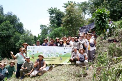 Aksi reboisasi oleh karyawan Telkom, Tenaga Kerja Pendukung (TKP), perwakilan Dinas Kehutanan, dan warga sekitar pada program Telkom Employee Social Activity (TESA) di Desa Tegallega, Cianjur, Jawa Barat, beberapa waktu lalu. Foto: Telkom Indonesia