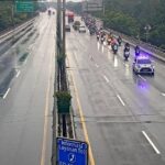 Personel Satuan PJR Ditlantas Polda Metro Jaya mengawal kendaraan roda dua melintas di Jalan Tol Ir. Wiyoto Wiyono dari GT. Pulo Mas arah Tanjung Priok, Minggu (18/1/2026). Foto: X @tmcpoldametro