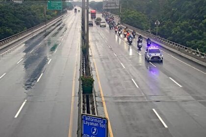 Personel Satuan PJR Ditlantas Polda Metro Jaya mengawal kendaraan roda dua melintas di Jalan Tol Ir. Wiyoto Wiyono dari GT. Pulo Mas arah Tanjung Priok, Minggu (18/1/2026). Foto: X @tmcpoldametro