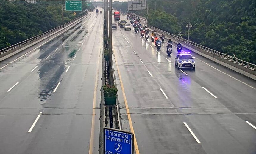 Personel Satuan PJR Ditlantas Polda Metro Jaya mengawal kendaraan roda dua melintas di Jalan Tol Ir. Wiyoto Wiyono dari GT. Pulo Mas arah Tanjung Priok, Minggu (18/1/2026). Foto: X @tmcpoldametro
