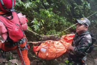 Proses evakuasi korban kecelakaan pesawat ATR 42-500 yang jatuh di wilayah pegunungan Bulusaraung, Kabupaten Pangkep. Foto: Puspen TNI