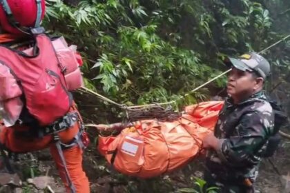 Proses evakuasi korban kecelakaan pesawat ATR 42-500 yang jatuh di wilayah pegunungan Bulusaraung, Kabupaten Pangkep. Foto: Puspen TNI