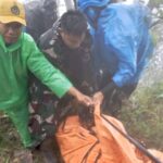 Proses evakuasi korb4n pesawat ATR 42-500. Foto: X @NaraSenyap