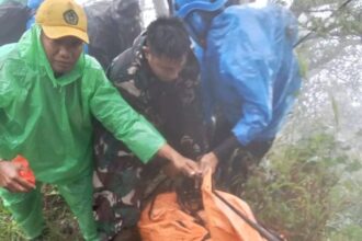 Proses evakuasi korb4n pesawat ATR 42-500. Foto: X @NaraSenyap