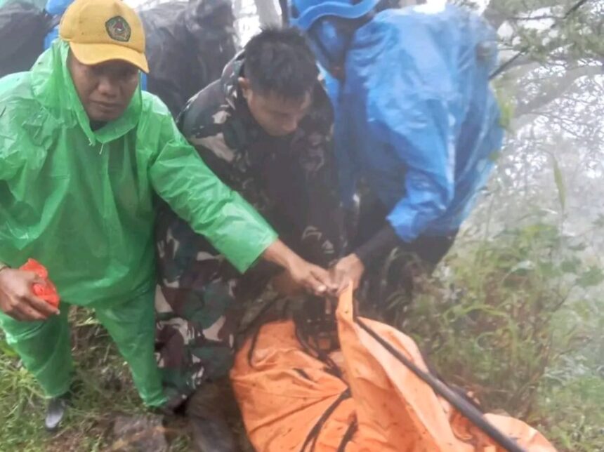 Proses evakuasi korb4n pesawat ATR 42-500. Foto: X @NaraSenyap