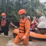 Evakuasi warga terdampak banjir. Foto: BPBD DKI Jakarta