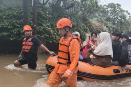 Evakuasi warga terdampak banjir. Foto: BPBD DKI Jakarta
