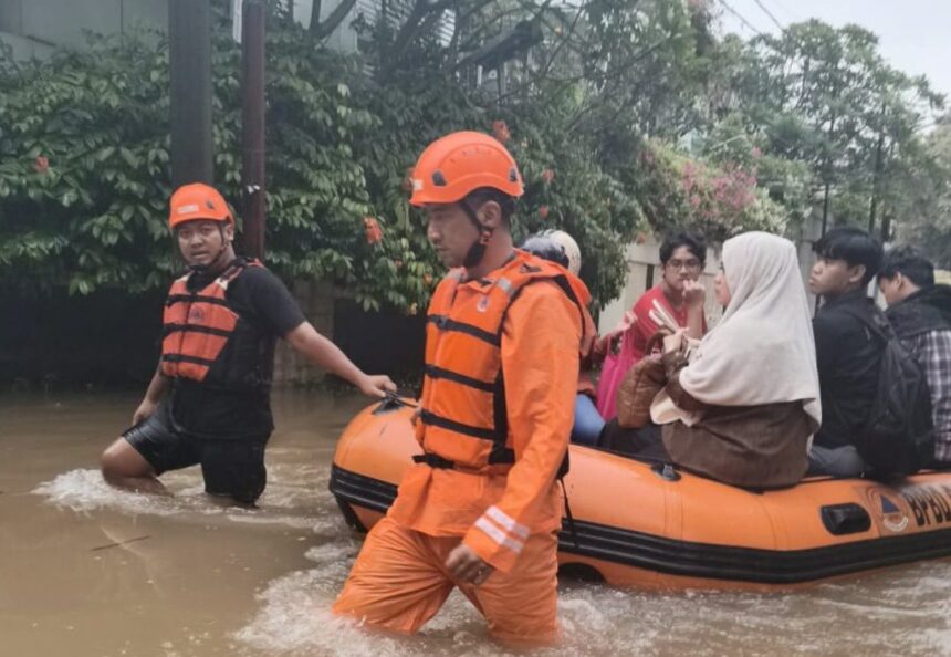 Evakuasi warga terdampak banjir. Foto: BPBD DKI Jakarta