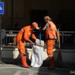 Pasukan oranye saat membersihkan sampah malam tahun baru 2026.(Foto istimewa)