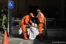 Pasukan oranye saat membersihkan sampah malam tahun baru 2026.(Foto istimewa)