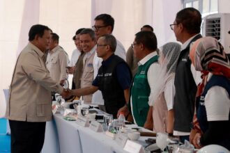 Presiden Prabowo saat menyambangi Aceh Tamiang, Aceh, Kamis (1/1). Foto: Dok Bank Mandiri