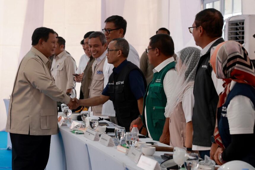 Presiden Prabowo saat menyambangi Aceh Tamiang, Aceh, Kamis (1/1). Foto: Dok Bank Mandiri