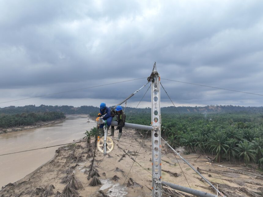 Di tengah kondisi medan yang berlumpur, petugas PLN tetap berjuang mendirikan tower transmisi Pangkalan Brandan-Langsa jalur 2 dengan mengutamakan keselamatan. Foto: Dok PLN