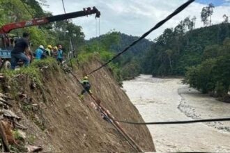 Proses perbaikan tiang listrik di medan ekstrem yang terdampak longsor di Desa Uring, Kabupaten Gayo Lues. Foto: PLN