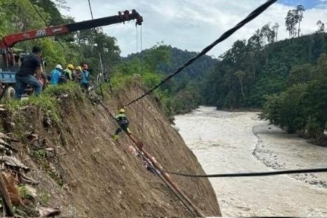Proses perbaikan tiang listrik di medan ekstrem yang terdampak longsor di Desa Uring, Kabupaten Gayo Lues. Foto: PLN