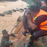 Satgas Penanggulangan Bencana Alam (Gulbencal) Kodim 0211/Tapanuli Tengah saat mengevakuasi puluhan warga yang terjebak banjir susulan akibat tingginya curah hujan di Kecamatan Tukka, Kabupaten Tapanuli Tengah, Jumat (2/1/2026). Foto: Dispenad