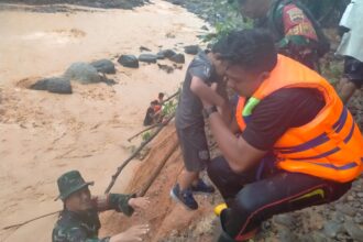Satgas Penanggulangan Bencana Alam (Gulbencal) Kodim 0211/Tapanuli Tengah saat mengevakuasi puluhan warga yang terjebak banjir susulan akibat tingginya curah hujan di Kecamatan Tukka, Kabupaten Tapanuli Tengah, Jumat (2/1/2026). Foto: Dispenad